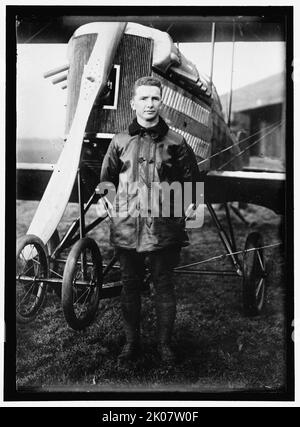 Robert Willis Jr., 1. Leutnant, zwischen 1909 und 1923. Amerikanischer Flieger in Lederfliegerjacke, vor dem Propeller eines Doppelflugzeugs posiert. Stockfoto