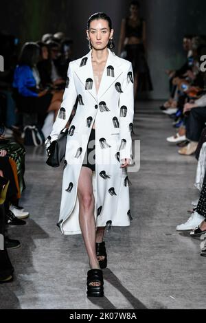 New Yoork, Vereinigte Staaten. 09. September 2022. Proenza Schoiller SS23 Runway während der New York Fashion Week am 2022 2022. September - New York, USA. 09/09/2022 Credit: dpa/Alamy Live News Stockfoto