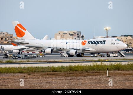 Magma (Air Atlanta Icelandic) Boeing 747-412F (REG: TF-AMC) kam aus Lüttich und verlor einen Teil seiner Motorverkleidung auf diesem Flug kurz nach dem Start. Stockfoto