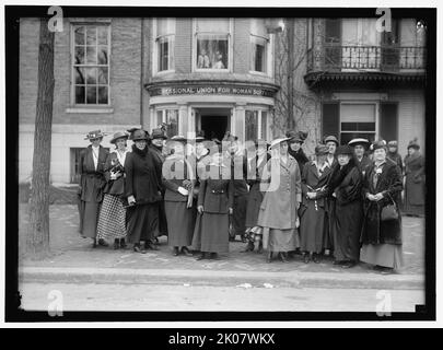 Frauenwahlrecht, zwischen 1910 und 1917. Frauengruppe vor dem Cameron House in Washington, DC, dem Büro der Congressional Union for Woman Suffrage. Im Jahr 1920 erhielten Frauen in den Vereinigten Staaten mit der Verabschiedung des Änderungsantrags von 19. das gesetzliche Stimmrecht. Stockfoto
