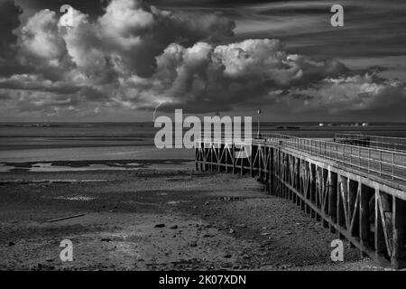 Verlassene Pier wartet auf den Sturm im Gunners Park in Shoeburyness an der Südostküste Englands Stockfoto