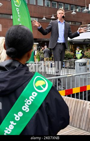 Stockholm, Schweden. 10.. September 2022. Der Sprecher der Grünen, per Bolund (MP), kämpft am Samstag, dem 10. September 2022, beim Sergels Torg in Stockholm.Morgen werden in Schweden Parlamentswahlen stattfinden. Foto Jonas Ekstromer / TT kod 1030 Quelle: TT News Agency/Alamy Live News Stockfoto