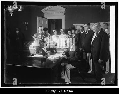 Woodrow Wilson unterzeichnet Kinderarbeitsgesetz, 1916. Präsident der Vereinigten Staaten unterzeichnet Gesetz. Der Keating-Owen Child Labor Act von 1916, auch bekannt als Wick's Bill, war ein vom US-Kongress verabschiedetes Gesetz, das die Kinderarbeit reduzieren wollte. Stockfoto