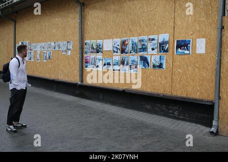 Odessa, Ukraine. 09. September 2022. Ein Mann sieht sich die Antikriegsplakate der Ave Libertatemaveamor entlang der Deribasowskaja Straße, Odesa, an. Seit Beginn des umfassenden Krieges Russlands gegen die Ukraine sind viele Einzelhandelsbetriebe aus Sicherheitsgründen gezwungen, ihre Fenster mit schützenden Holzkonstruktionen zu bedecken. Es ist zu einer Art Ausstellungsraum für viele Künstler geworden, die ihre Antikriegsarbeiten an Holzkonstruktionen hängen. (Foto: Viacheslav Onyshchenko/SOPA Images/Sipa USA) Quelle: SIPA USA/Alamy Live News Stockfoto