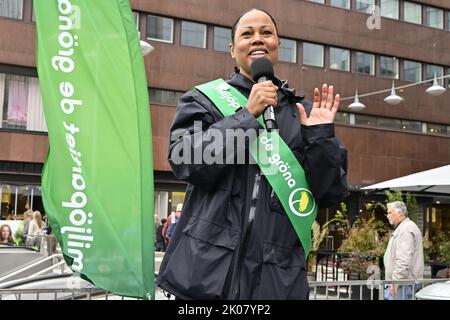 Stockholm, Schweden. 10.. September 2022. Die Europaabgeordnete Alice Bah (MP), ehemalige Kulturministerin, setzt sich am Samstag, dem 10. September 2022, für die Grünen in Sergels Torg in Stockholm ein. Morgen finden in Schweden Parlamentswahlen statt. Foto Jonas Ekstromer / TT kod 1030 Quelle: TT News Agency/Alamy Live News Stockfoto