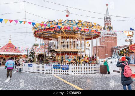 Moskau, Russland - 15. Dezember 2021: Weihnachtsschmuck auf dem Roten Platz in Moskau. Winterurlaub Postkarte vom Roten Platz am Abend. Moskauer See Stockfoto