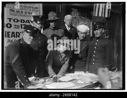 Dora Rodrigues, Rekrutierin für Dienststellen, möglicherweise im Mai 1917 vor dem Cosmos Theatre, Pennsylvania Avenue, Washington. Stockfoto