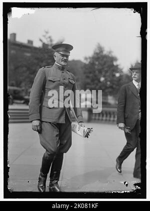 General John J. Pershing, zwischen 1916 und 1918. Mit Kopie von 'The Washington Post'. Pershing war während des Ersten Weltkriegs Kommandant der amerikanischen Expeditionskräfte an der Westfront Stockfoto