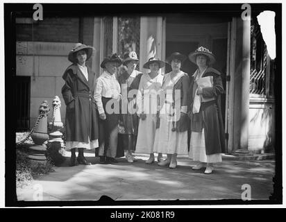 Von links nach rechts: Frau W. Watson, Frau Lavena? Dock, Miss Catherine Flanagan, Miss Edna Dixon, Miss Natalie Gray?, Miss Lucy Ewing, Zwischen 1916 und 1918. Edna Dixon gehörte zu den Silent Sentinels, die von Januar 1917 bis Juni 1919 das Weiße Haus von Präsident Woodrow Wilson präkettierten. Im Alter von 23 Jahren war sie eine von sechs Frauen, die am 17. August 1917 verhaftet wurden. Die anderen Frauen waren Lavinia Dock von Pennsylvania, Lucy Ewing von Illinois, Natalie Gray von Colorado, Catherine Flanagan von Connecticut und Madeleine Watson von Illinois. Stockfoto