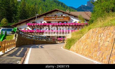 Santa Cristina Valgardena, Stadt und Gemeinde in Norditalien, in den Dolomiten / Italien - August 29 2022: Santa Cristina Valgardena Stadt und c Stockfoto