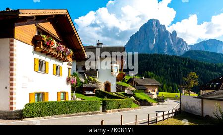 Santa Cristina Valgardena, Stadt und Gemeinde in Norditalien, in den Dolomiten / Italien - August 29 2022: Santa Cristina Valgardena Stadt und c Stockfoto