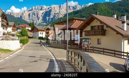 Santa Cristina Valgardena, Stadt und Gemeinde in Norditalien, in den Dolomiten / Italien - August 29 2022: Santa Cristina Valgardena Stadt und c Stockfoto