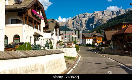 Santa Cristina Valgardena, Stadt und Gemeinde in Norditalien, in den Dolomiten / Italien - August 29 2022: Santa Cristina Valgardena Stadt und c Stockfoto