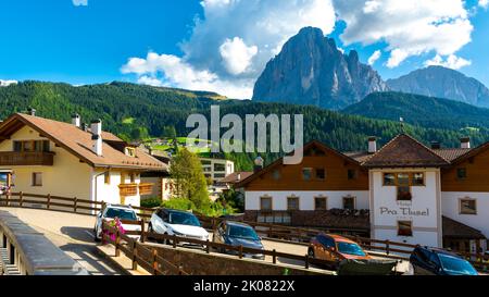 Santa Cristina Valgardena, Stadt und Gemeinde in Norditalien, in den Dolomiten / Italien - August 29 2022: Santa Cristina Valgardena Stadt und c Stockfoto