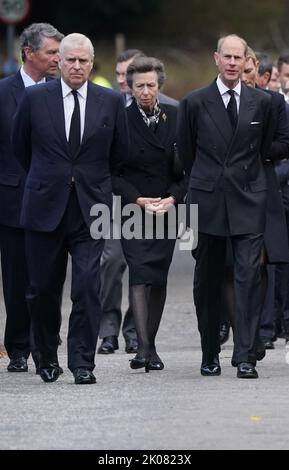 Die drei jüngsten Kinder von Königin Elizabeth II. (Von links nach rechts), der Herzog von York, die Prinzessin Royal und der Graf von Wessex, begab sich nach dem Tod von Königin Elizabeth II. Am Donnerstag in Balmoral in Schottland auf einen Rundgang, um den Mitgliedern der Öffentlichkeit zu danken. Bilddatum: Samstag, 10. September 2022. Stockfoto