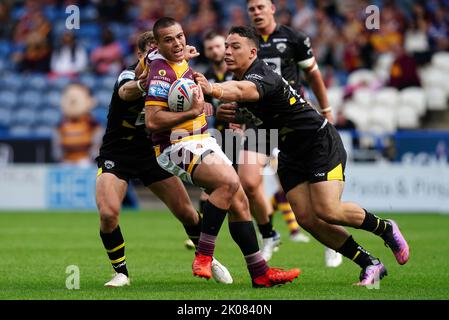 Die Tuimoala Lolohea von Huddersfield Giants (links) wird von Tyler Dupree von Salford Red Devils (rechts) und Chris Atkin während des Betfred Super League Eliminators im John Smith's Stadium, Huddersfield, angegangen. Bilddatum: Samstag, 10. September 2022. Stockfoto