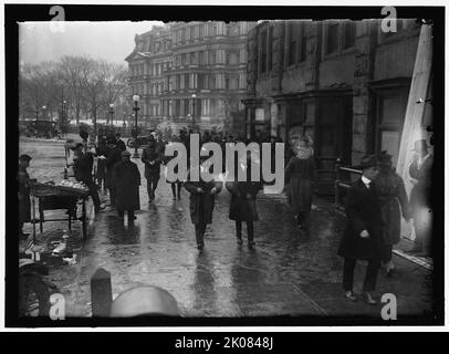 Straßenszene in der Nähe von 17. Street and State, war &amp; Navy Building, Washington, DC, Zwischen 1913 und 1918. Stockfoto