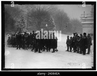 Gruppe vor dem Weißen Haus im Schnee, zwischen 1913 und 1918. Stockfoto