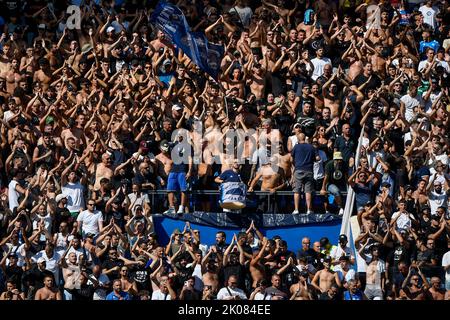 Napoli, Italien. 10. September 2022. Napoli-Fans jubeln während des Fußballspiels der Serie A zwischen SSC Napoli und Spezia Calcio im Stadion Diego Armando Maradona in Napoli (Italien) am 10.. September 2022 an. Foto Andrea Staccioli/Insidefoto Kredit: Insidefoto di andrea staccioli/Alamy Live News Stockfoto