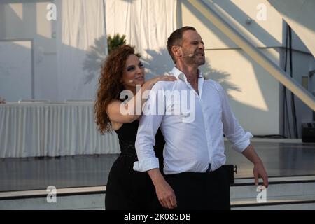 Marie Zielcke und Julian Weidend bei der Fotoprobe zum Theaterstück 'Jedermann' auf der Hauptbühne der Landesgartenschau Beelitz 2022. Beelitz, 06,09. Stockfoto