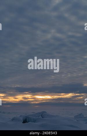 Die Sonne untergeht unter den Wolken über Green Bay, Lake Michigan vor dem Sunset Park, Fish Creek, Door County, Wisconsin Stockfoto