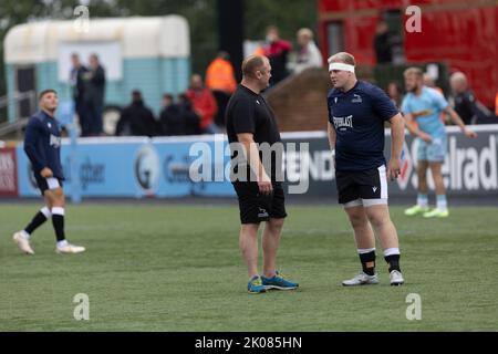 Newcastle, Großbritannien. 10. September 2022. Phil Brantingham von Newcastle Falcons chattet mit Tim Payne vor dem Spiel der Gallagher Premiership zwischen Newcastle Falcons und Harlequins im Kingston Park, Newcastle am Samstag, den 10.. September 2022. (Kredit: Chris Lishman | MI News) Kredit: MI Nachrichten & Sport /Alamy Live News Stockfoto