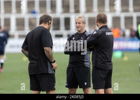 Newcastle, Großbritannien. 10. September 2022. Falcons Cheftrainer Dave Walder spricht mit Micky ward und Mark Laycock vor dem Spiel der Gallagher Premiership zwischen Newcastle Falcons und Harlequins im Kingston Park, Newcastle am Samstag, 10.. September 2022. (Kredit: Chris Lishman | MI News) Kredit: MI Nachrichten & Sport /Alamy Live News Stockfoto