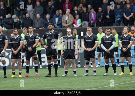 Newcastle, Großbritannien. 10. September 2022. Falcons Spieler stehen vor der Nationalhymne während des Spiels der Gallagher Premiership zwischen Newcastle Falcons und Harlequins im Kingston Park, Newcastle am Samstag, 10.. September 2022, an. (Kredit: Chris Lishman | MI News) Kredit: MI Nachrichten & Sport /Alamy Live News Stockfoto