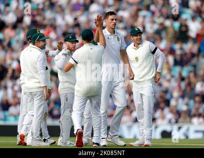 London, Großbritannien. 10. September 2022. Südafrikas Marco Jansen feiert, nachdem er Englands Alex Lees mit Teamkollegen beim dritten LV= Insurance Test Day 3 von 5 England gegen Südafrika beim Kia Oval, London, Vereinigtes Königreich, 10.. September 2022 (Foto von Ben Whitley/News Images) in London, Vereinigtes Königreich, am 9/10/2022, entlässt hat. (Foto von Ben Whitley/News Images/Sipa USA) Quelle: SIPA USA/Alamy Live News Stockfoto