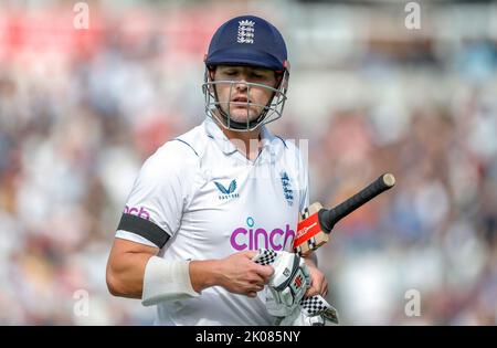 London, Großbritannien. 10. September 2022. Englands Alex Lees nach dem Aussteigen während des dritten LV= Insurance Test Day 3 von 5 England gegen Südafrika beim Kia Oval, London, Großbritannien, 10.. September 2022 (Foto von Ben Whitley/News Images) in London, Großbritannien am 9/10/2022. (Foto von Ben Whitley/News Images/Sipa USA) Quelle: SIPA USA/Alamy Live News Stockfoto