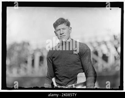 Fußballspieler Jim Thorpe, zwischen 1910 und 1920. Der Athlet und Olympiasieger James Francis Thorpe war der erste amerikanische Ureinwohner, der bei den Olympischen Spielen eine Goldmedaille für die Vereinigten Staaten gewann. Thorpe, ein Mitglied der SAC und Fox Nation, gewann bei den Olympischen Sommerspielen 1912 zwei olympische Goldmedaillen und spielte auch American Football, Baseballspiele und Basketball. Stockfoto