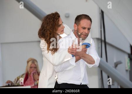 Marie Zielcke und Julian Weidend bei der Fotoprobe zum Theaterstück 'Jedermann' auf der Hauptbühne der Landesgartenschau Beelitz 2022. Beelitz, 06,09. Stockfoto