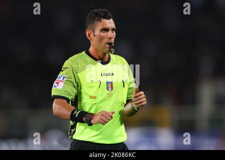 Turin, Italien, 5.. September 2022. Der Schiedsrichter Manuel Volpi reagiert während des Spiels der Serie A im Stadio Grande Torino, Turin. Bildnachweis sollte lauten: Jonathan Moscrop / Sportimage Stockfoto