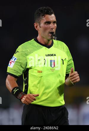 Turin, Italien, 5.. September 2022. Der Schiedsrichter Manuel Volpi reagiert während des Spiels der Serie A im Stadio Grande Torino, Turin. Bildnachweis sollte lauten: Jonathan Moscrop / Sportimage Stockfoto