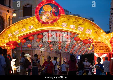 Macau. 10. September 2022. Während des Mid-Autumn Festivals auf dem Senado Platz im südchinesischen Macao, 10. September 2022, sehen die Menschen Lichtinstallationen. Quelle: Cheong Kam Ka/Xinhua/Alamy Live News Stockfoto