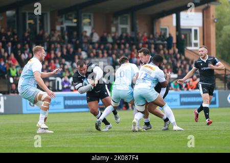 Newcastle, Großbritannien. 10. September 2022. George McGuigan von Newcastle Falcons hat einen Lauf während des Spiels der Gallagher Premiership zwischen Newcastle Falcons und Harlequins im Kingston Park, Newcastle am Samstag, den 10.. September 2022. (Kredit: Chris Lishman | MI News) Kredit: MI Nachrichten & Sport /Alamy Live News Stockfoto