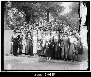 Woman's Liberty Loan Committee, zwischen 1910 und 1920. Erster Weltkrieg, USA. „Dr. Anna Howard Shaw und Frau William G. McAdoo in der Nähe von rechts.“ Shaw war Ärztin, Leiterin der Frauenwahlbewegung und einer der ersten ordinierten methodistischen Amtsträger in den Vereinigten Staaten. Eleanor Wilson McAdoo, Schriftstellerin und Acitivistin, war eine Tochter des US-Präsidenten Woodrow Wilson. Stockfoto