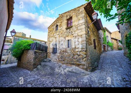 Schöne Steinhäuser und enge Gassen im mittelalterlichen Dorf Peratallada, Girona, Spanien. Stockfoto