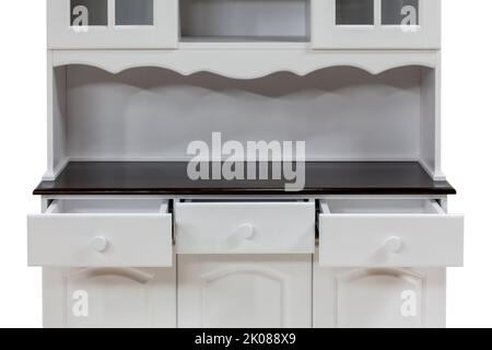 Offene Schubladen eines weißen Küchenschranks aus Holz mit abisolierten Regalen auf weißem Hintergrund. Retro-Stil modernen Küchenschrank mit offenen Türen und sie Stockfoto