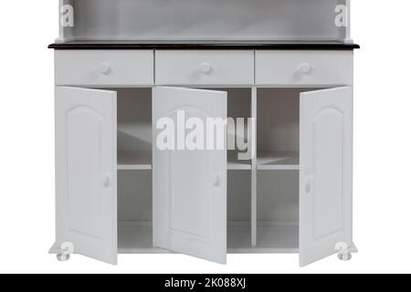 Öffnen Sie die Türen eines weißen Küchenschranks aus Holz. Nahaufnahme leerer Regale im Küchenschrank. Stockfoto