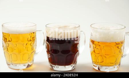 Drei Tassen Bier verschiedenen Geschmack - hell, dunkel und rot Stockfoto