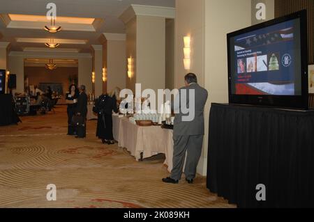 Housing Summit – vom HUD gesponserter Gipfel zum Thema Wohnen, „Partnering for Responsible Policy“, im Mandarin Hotel, Washington, D.C. Thema des Housing Summit: HUD-gesponserter Wohnungsbaugipfel „Partnering for Responsible Policy“ im Mandarin Hotel, Washington, D.C. Stockfoto
