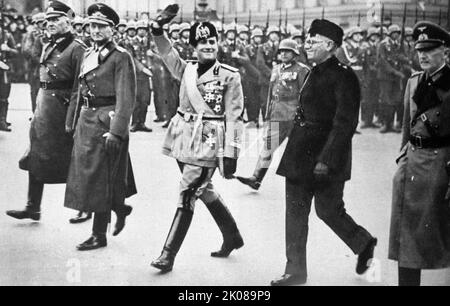 Der italienische Außenminister Gian Galeazzo Ciano war 1936 in Berlin. Gian Galeazzo Ciano, 2. Graf von Cortellazzo und Buccari (18. März 1903 - 11. Januar 1944) war ein italienischer Diplomat und Politiker, der von 1936 bis 1943 als Außenminister in der Regierung seines Schwiegervaters Benito Mussolini tätig war Stockfoto