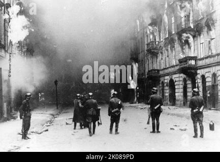 Deutsche Truppen in einem Warschauer Ghetto während des Zweiten Weltkriegs, c1941 Stockfoto