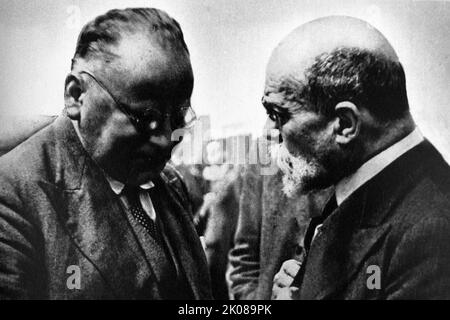 Maxim Maximovich Litvinov und Jean Louis Barthou. Maxim Maximovich Litvinov (geb.: Meir Henoch Wallach-Finkelstein; 17. Juli 1876 - 31. Dezember 1951) war ein russischer revolutionärer und prominenter sowjetischer Staatsmann und Diplomat. Jean Louis Barthou (25. August 1862 - 9. Oktober 1934) war ein französischer Politiker der Dritten Republik, der 1913 acht Monate lang als Premierminister von Frankreich diente Stockfoto