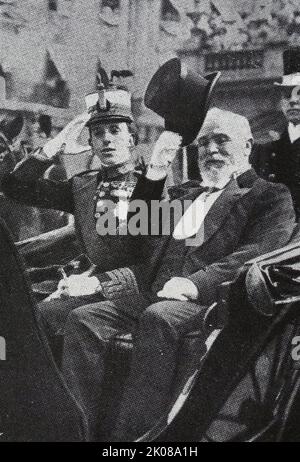 König von Spanien Alfonso XIII und der französische Präsident Emile Francois Loubet in Paris. Alfonso XIII (17. Mai 1886 - 28. Februar 1941), auch bekannt als El Africano oder der Afrikaner, war vom 17. Mai 1886 bis zum 14. April 1931 König von Spanien, als die zweite spanische Republik ausgerufen wurde. Emile Francois Loubet (30. Dezember 1838 - 20. Dezember 1929) war 45. Premierminister von Frankreich von Februar bis Dezember 1892 und später Präsident von Frankreich von 1899 bis 1906 Stockfoto