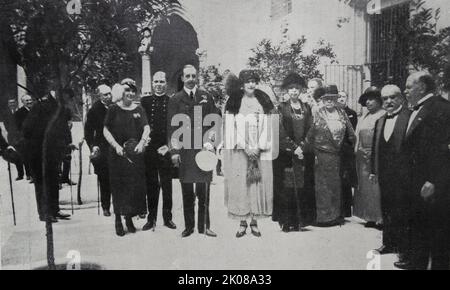 Don Alfonso XIII in Begleitung von Dona Victoria Eugenie Julia Ena aus Battenberg. König von Spanien Alfonso XIII. (17. Mai 1886 - 28. Februar 1941), auch bekannt als El Africano oder der Afrikaner, war vom 17. Mai 1886 bis zum 14. April 1931 König von Spanien, als die zweite spanische Republik ausgerufen wurde. Dona Victoria Eugenie Julia Ena von Battenberg (24. Oktober 1887 - 15. April 1969) war Königin von Spanien als Ehefrau von König Alfonso XIII. Von ihrer Ehe am 31. Mai 1906 bis zum 14. April 1931, als die zweite spanische Republik ausgerufen wurde Stockfoto