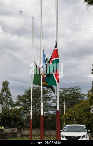 Nakuru, Kenia. 10. September 2022. Die Flagge Kenias (R), der ostafrikanischen Gemeinschaft (C) und der kenianischen Verwaltungspolizei fliegen halbmast vor dem Büro des Präsidenten, dem Rift Valley Regional Headquarters in Nakuru, während Kenia um ihre Majestät, Königin Elizabeth II. Trauert Der scheidende kenianische Präsident, Uhuru Kenyatta, ordnete am 9. September 2022 Flaggen am Halbmast an, um das Leben der verstorbenen Königin zu ehren. Die Flaggen bleiben bis zum Sonnenuntergang am Montag, dem 12. September 2022, halbmast. Kredit: SOPA Images Limited/Alamy Live Nachrichten Stockfoto