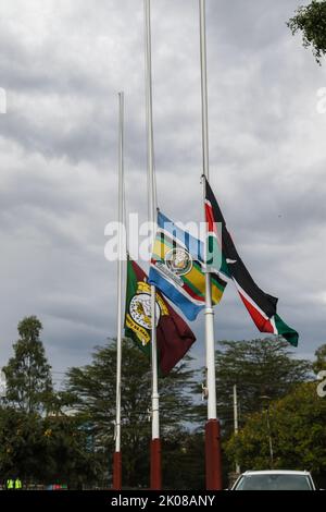 Nakuru, Kenia. 10. September 2022. Die Flagge Kenias (R), der ostafrikanischen Gemeinschaft (C) und der kenianischen Verwaltungspolizei fliegen halbmast vor dem Büro des Präsidenten, dem Rift Valley Regional Headquarters in Nakuru, während Kenia um ihre Majestät, Königin Elizabeth II. Trauert Der scheidende kenianische Präsident, Uhuru Kenyatta, ordnete am 9. September 2022 Flaggen am Halbmast an, um das Leben der verstorbenen Königin zu ehren. Die Flaggen bleiben bis zum Sonnenuntergang am Montag, dem 12. September 2022, halbmast. Kredit: SOPA Images Limited/Alamy Live Nachrichten Stockfoto