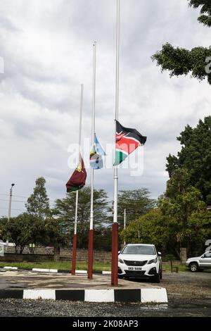 Nakuru, Kenia. 10. September 2022. Die Flagge Kenias (R), der ostafrikanischen Gemeinschaft (C) und der kenianischen Verwaltungspolizei fliegen halbmast vor dem Büro des Präsidenten, dem Rift Valley Regional Headquarters in Nakuru, während Kenia um ihre Majestät, Königin Elizabeth II. Trauert Der scheidende kenianische Präsident, Uhuru Kenyatta, ordnete am 9. September 2022 Flaggen am Halbmast an, um das Leben der verstorbenen Königin zu ehren. Die Flaggen bleiben bis zum Sonnenuntergang am Montag, dem 12. September 2022, halbmast. Kredit: SOPA Images Limited/Alamy Live Nachrichten Stockfoto